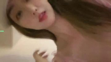 鸭舌帽酒窝甜美女神小姐近距离特写手指扣弄拍打没几下就流出水来