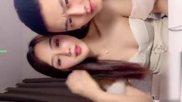 颜值媲美明星 女神骚气的很 炮友有点不给力啊 搞了几分钟就不行 说自己玩女神玩腻了