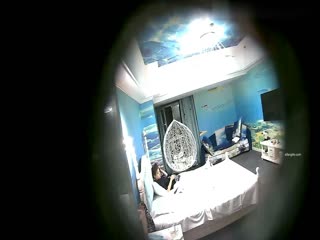 情趣酒店海洋房摄像头偷拍干部模样的胖叔星期六和单位情人开房过夜这女的也太不讲究了在房间刷牙