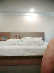 【探花良家无套】，大早上约炮，良家人妻来相会，风韵犹存，聊聊天，调调情，连干两炮，野鸳鸯的性福生活