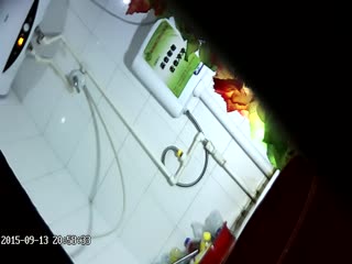 极品出租屋偷拍系列十字项链美女洗澡前先嘘嘘一下 奶子圆润仔细的冲洗浓郁的逼毛