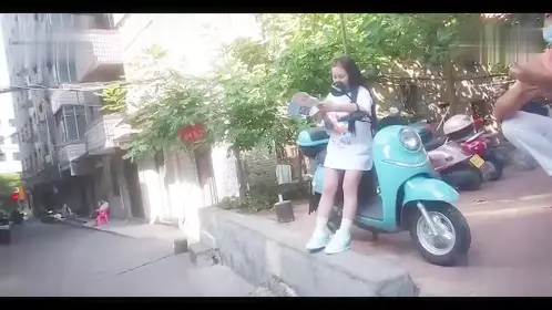 新片速递站街女探花小马哥中午城中村扫街搭讪个坐在凳子上玩手机的年轻小妹去出租屋吃快餐