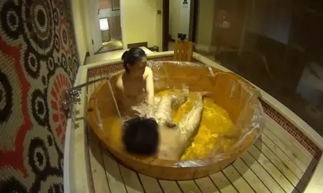 美女服务又私下加了300元才答应可以一边操一边拍差点...