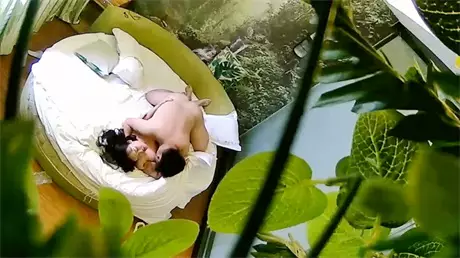 精品小旅馆绿叶房偷拍短小精干战斗力不错的眼镜小胖...