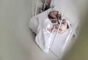 酒店偷拍,女挣扎开趴床上不让进,最后趴她屁股上干