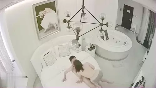 精品酒店偷拍听对话好像是漂亮的小学美女老师和学生...