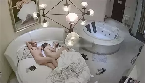 东北浪娘们和情妇偷情酒店针孔偷拍