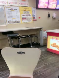 炸鸡店老板娘在店里偷偷播，听狼友指挥跑到厨房漏出骚奶子揉捏好刺激，脱了裤子掰开骚逼给狼友看精彩刺激