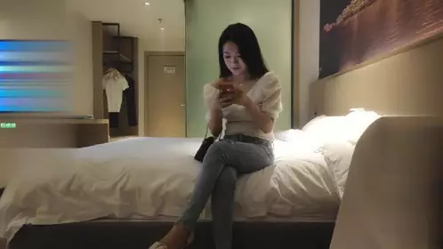 美女戴着帽子裸着身体自慰抠穴阴毛不多木耳很粉很是诱人