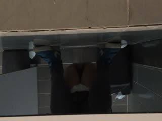 特别敏感的漂亮大眼美女酒店和新男友约会开始害羞玩手机鸡鸡插进去后爽的大叫,担心被人听见自己捂着嘴巴干!