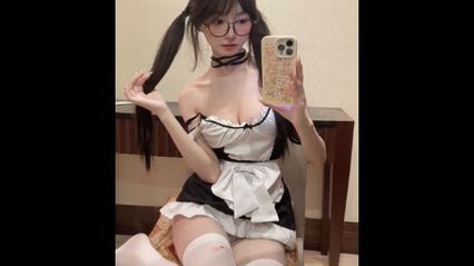 超可爱的萝莉福利姬，装成女S反而被男人调教，被主人疯狂调教抽插内射，还跟金主一起玩3P